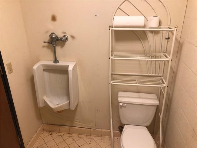Men's Restroom inside | Image 12