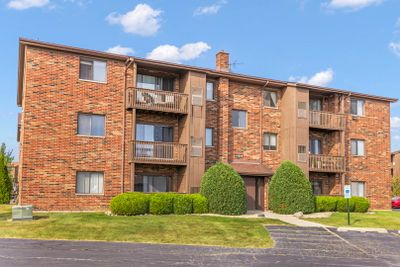 11 - 15805 Peggy Lane, Condo with 2 bedrooms, 1 bathrooms and 2 parking in Oak Forest IL | Image 1