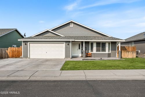 516 Clark St, Moxee, WA, 98936-9030 | Card Image
