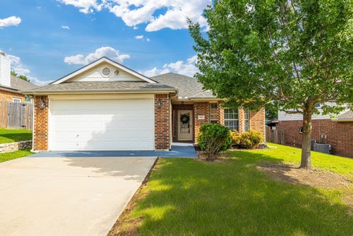 10325 Hogan Dr, Benbrook, TX, 76126-4588 | Card Image