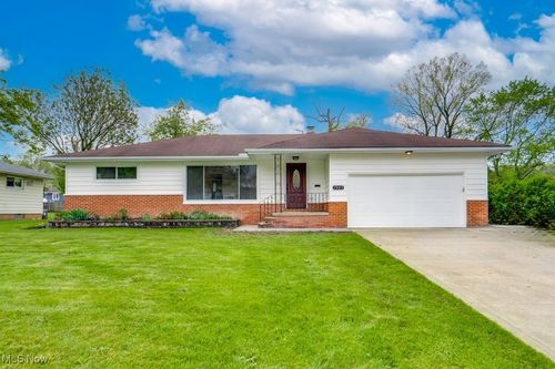 7905 Craigleigh Dr, Parma, OH, 44129-6614 | Card Image