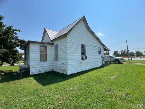 201 E Birch St, Shelbina, MO, 63468-1209 | Card Image