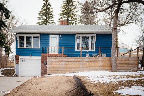 917 2nd Pl Ne, Jamestown, ND, 58401-3704 | Card Image