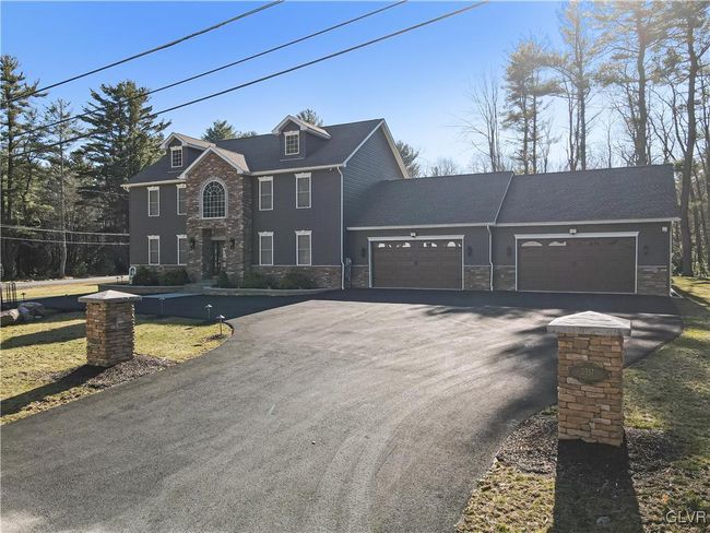 Driveway View of Home | Image 9