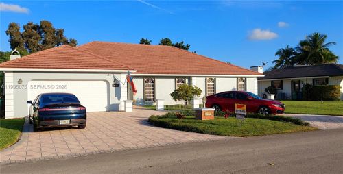 18921 W Oakmont Dr, Hialeah, FL, 33015-2907 | Card Image