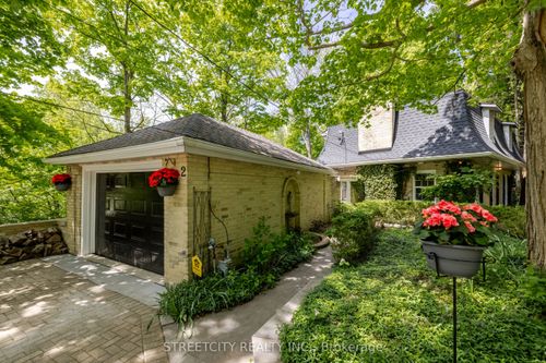 2 Grosvenor St, London, ON, N6A1Y4 | Card Image