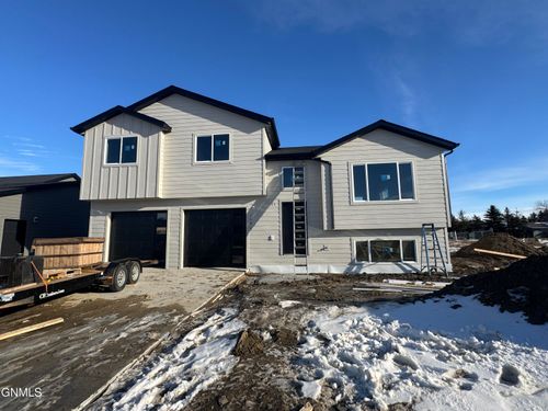 1242 9th St Sw, Watford City, ND, 58854-6744 | Card Image