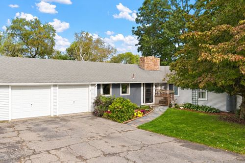 8 Bloomfield Ave, Middleboro, MA, 02346-2504 | Card Image
