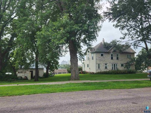 301 E 5th St, Dell Rapids, SD, 57022-1611 | Card Image