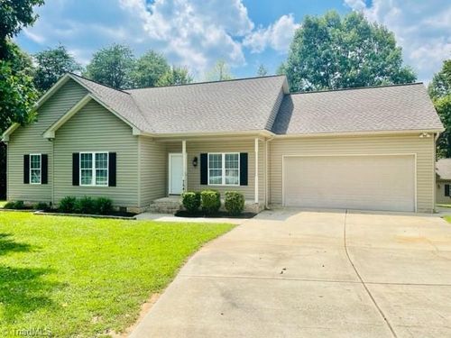 7541 Strawberry Rd, Summerfield, NC, 27358-9202 | Card Image