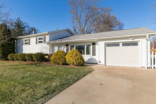 1705 Elmwood Dr, Bettendorf, IA, 52722-3727 | Card Image