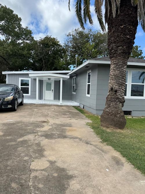 207 Henderson Ave, Palacios, TX, 77465-3947 | Card Image