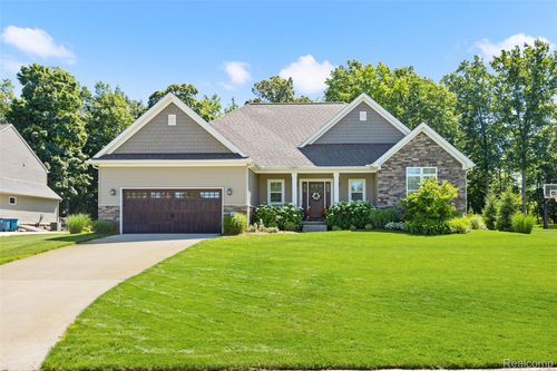 12423 Sugar Maple Dr, Fenton, MI, 48430-9682 | Card Image