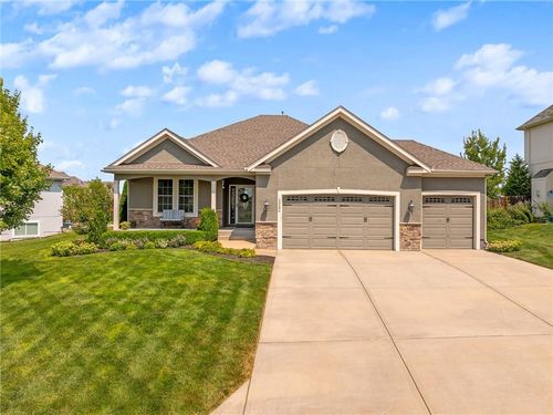 13286 Davis Ave, Bonner Springs, KS, 66012-1702 | Card Image