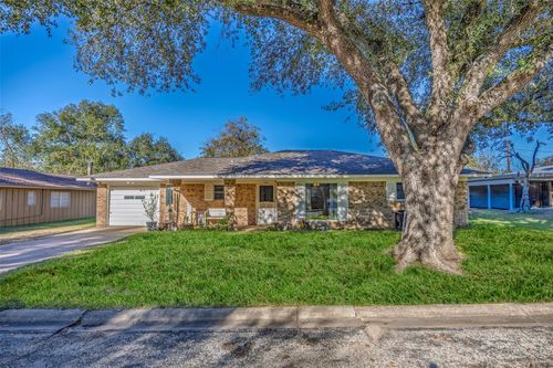 720 Concordia B Dr, Bellville, TX, 77418-2849 | Card Image