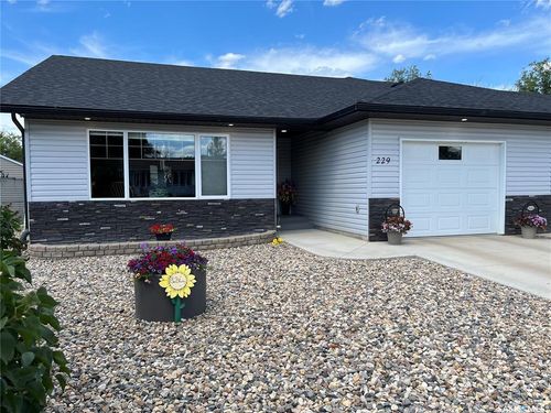 229 5th Ave, Gravelbourg, SK, S0H | Card Image