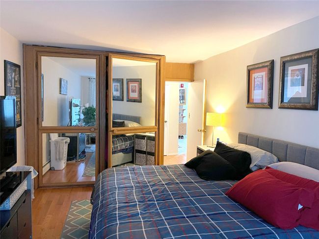 Bedroom, huge closet | Image 8