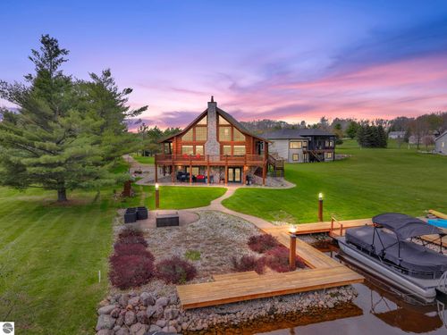 1085 Bundy Dr, Lake Isabella, MI, 48893-8804 | Card Image