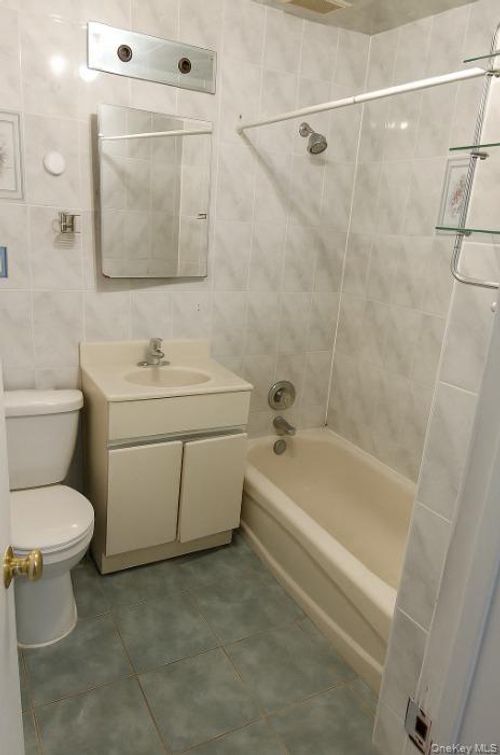 143 Kearsing Pkwy, Monsey, NY, 10952-2244 | Card Image