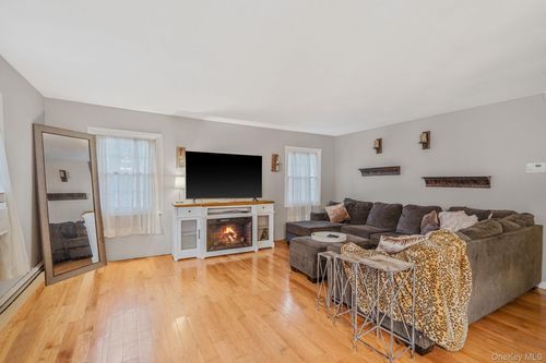 17 Whitmore Ln, Coram, NY, 11727-1029 | Card Image