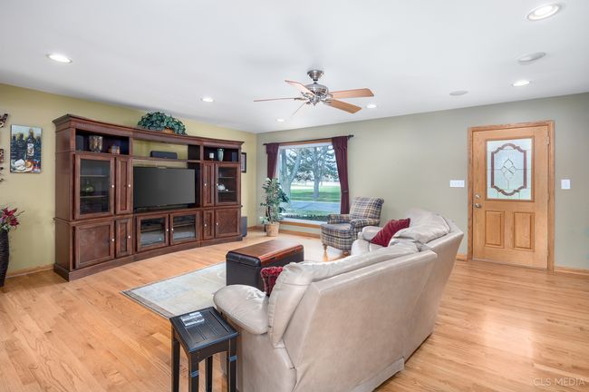 1813 Longboat Dr, House other with 3 bedrooms, 3 bathrooms and 2 parking in Elk Grove Village IL | Image 8