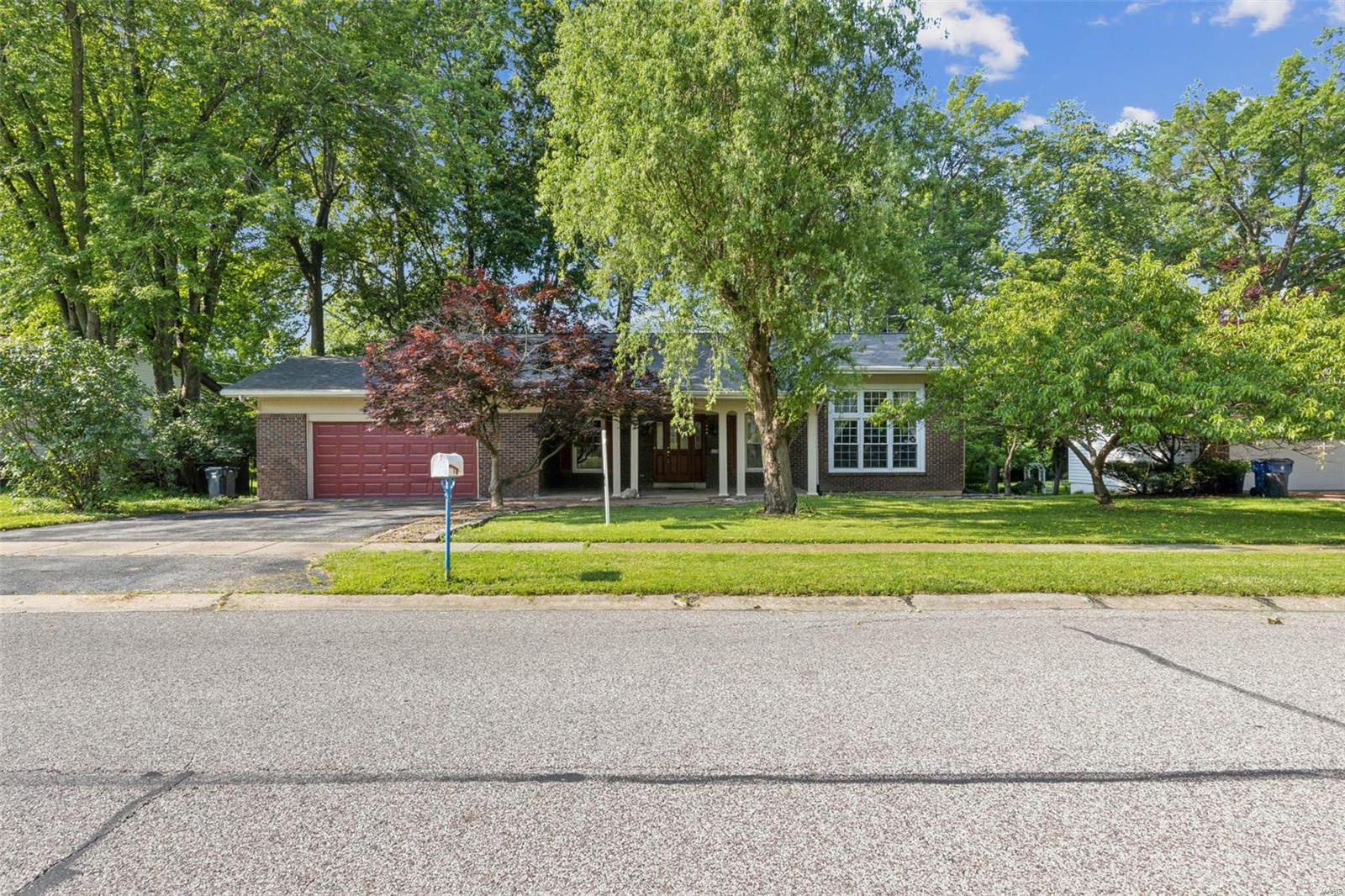Whispering Hills Ln, Saint Louis, MO 63146