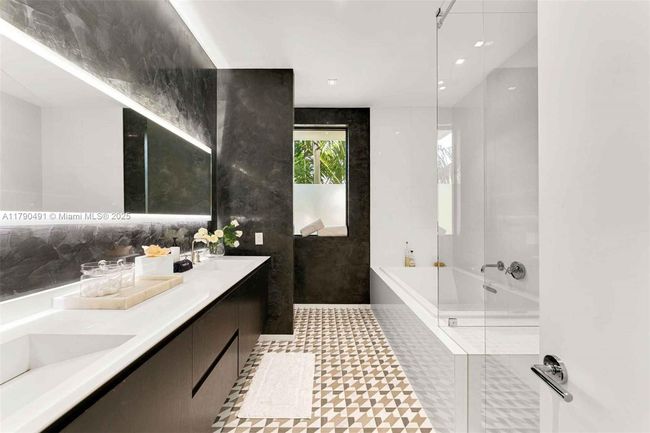 121 2 Nd Dilido Ter, House other with 5 bedrooms, 6 bathrooms and null parking in Miami Beach FL | Image 21