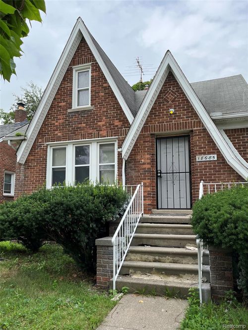 18685 Strasburg St, Detroit, MI, 48205-2677 | Card Image