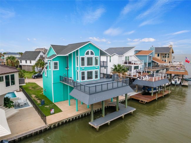 Tiki Island is a golf cart waterfront community. Easy access to the Bay. | Image 36