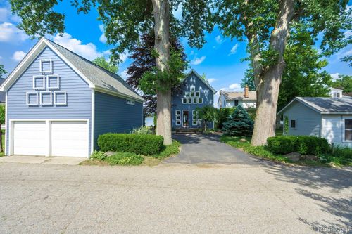 775 Lyle Dr, Waterford, MI, 48327-3052 | Card Image