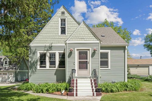 2618 Cedar Heights Dr, Cedar Falls, IA, 50613-6028 | Card Image