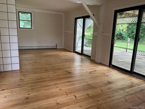 121 E Hook Cross Rd, East Fishkill, NY, 12533-6550 | Card Image