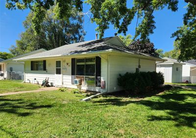 701 W Middle Street, Home with 2 bedrooms, 1 bathrooms and null parking in Knoxville IA | Image 1