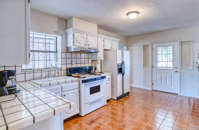 1390 Windmill Rd, House other with 2 bedrooms, 2 bathrooms and null parking in Uvalde TX | Image 9