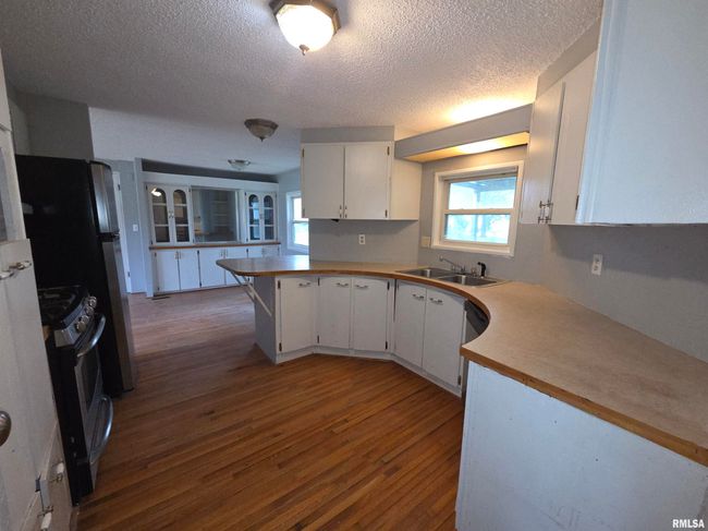 201 E 3 Rd St, Home with 3 bedrooms, 2 bathrooms and 2 parking in Christopher IL | Image 7