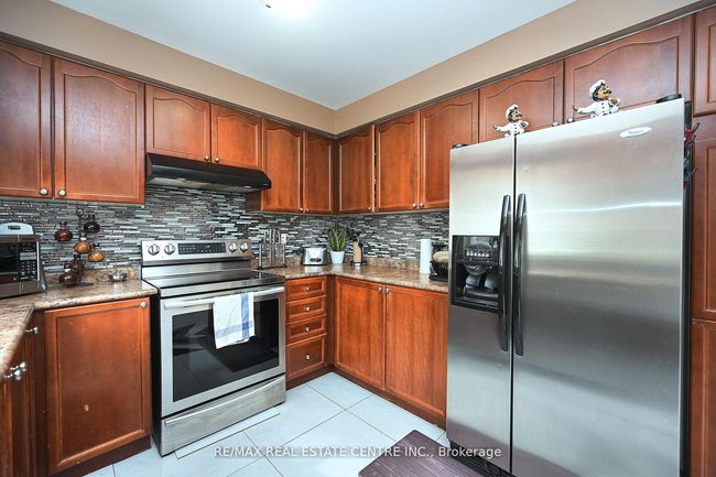 39 Decker Hollow Cir, House attached with 3 bedrooms, 6 bathrooms and 2 parking in Brampton ON | Image 9
