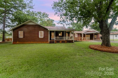 700 Chestnut Ln, Matthews, NC, 28104-8525 | Card Image