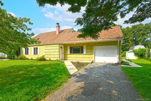 88 Matsunaye Dr, Medford, NY, 11763-4131 | Card Image