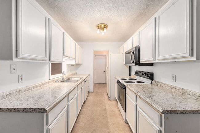 1077 Wedgewood Dr, Condo with 2 bedrooms, 3 bathrooms and null parking in Plainwell MI | Image 7