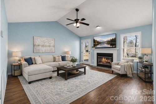 1714 Indian Springs Dr Nw, Conover, NC, 28613-8038 | Card Image