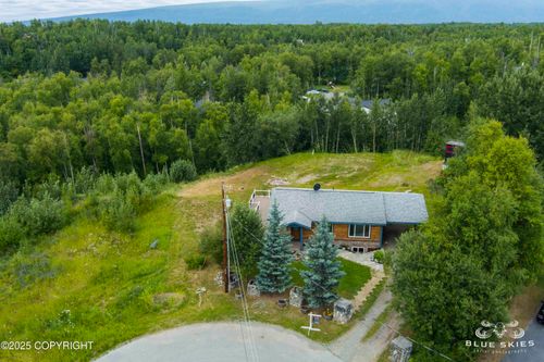 581 N Robin Cir, Wasilla, AK, 99654-6800 | Card Image