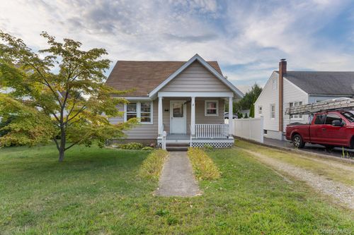 16 Oak Ter, Suffern, NY, 10901-5921 | Card Image