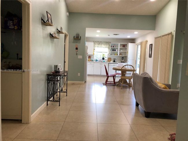 472 Se 22nd Dr, House other with 2 bedrooms, 2 bathrooms and null parking in Homestead FL | Image 2