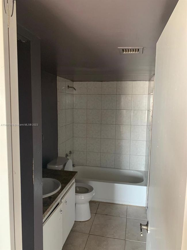 APT-906 - 4174 Inverrary Dr, Condo with 1 bedrooms, 2 bathrooms and null parking in Lauderhill FL | Image 7