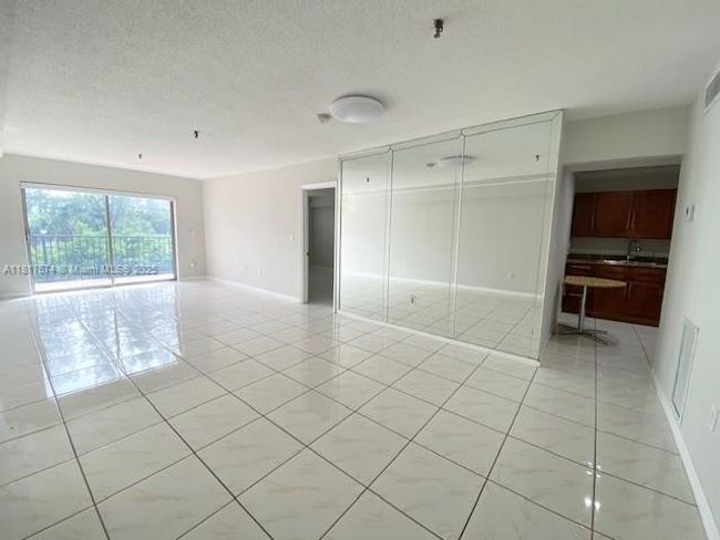 APT-209 - 201 180 Th Dr, Condo with 1 bedrooms, 2 bathrooms and null parking in Sunny Isles Beach FL | Image 4