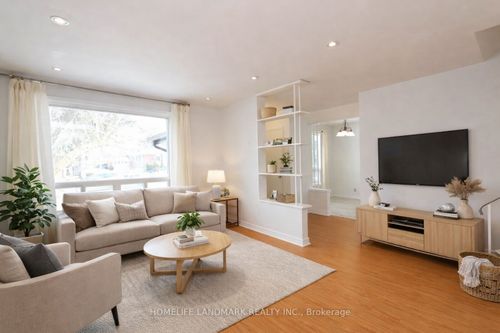 22 Knowles Cres, Aurora, ON, L4G1Z7 | Card Image