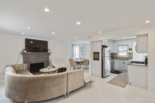 618 Corwin St, Riverhead, NY, 11901-4703 | Card Image