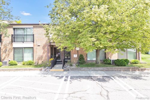 18323 University Park Dr, Livonia, MI, 48152-2627 | Card Image