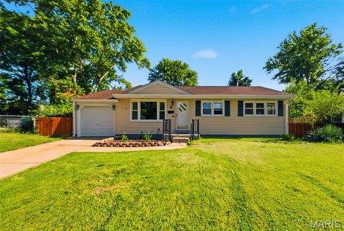 3 Mullanphy Ct, Florissant, MO, 63031-3239 | Card Image