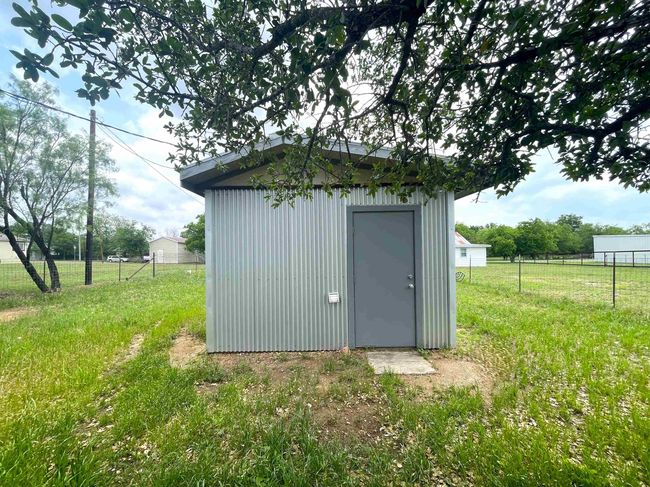 1005 Elm St, House other with 3 bedrooms, 2 bathrooms and null parking in Llano TX | Image 18